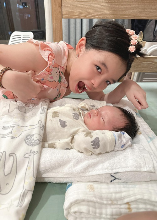 Bé Mia - con gái Phương Trinh Jolie ra dáng chị gái.