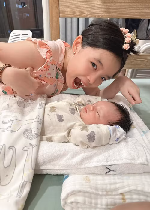 Bé Mia - con gái Phương Trinh Jolie ra dáng chị gái.