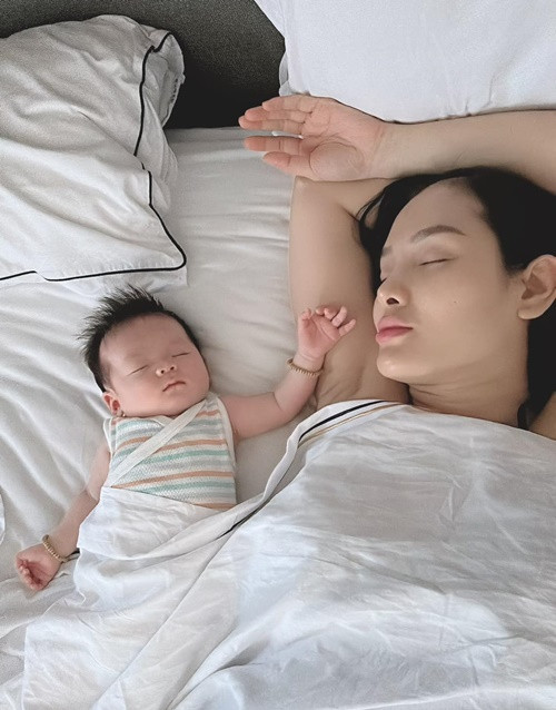 Bà xã Lý Bình hài hước cho biết, quý tử giống bố như đúc, chẳng thừa hưởng nét nào của mẹ.