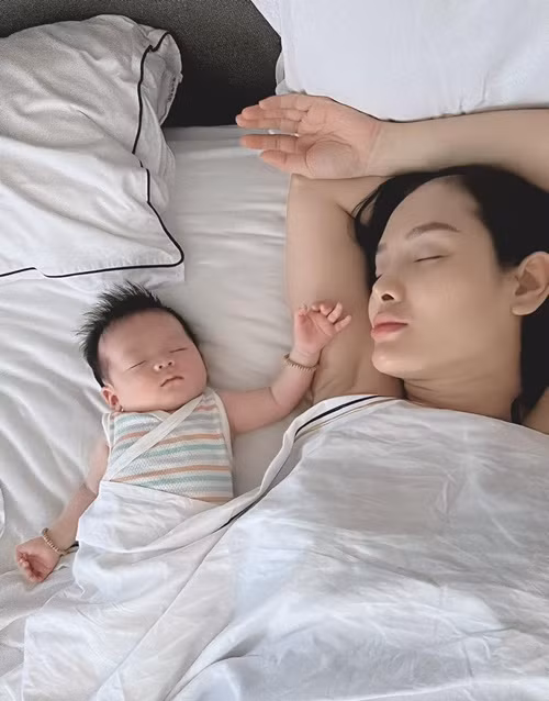 Bà xã Lý Bình hài hước cho biết, quý tử giống bố như đúc, chẳng thừa hưởng nét nào của mẹ.