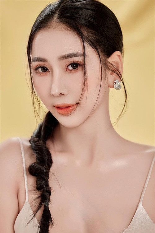 Chân dài gốc Đồng Nai chia sẻ trên Thương Hiệu Và Pháp Luật về style ăn mặc: "Mình là người thích cách ăn mặc tối giản, nhưng đôi khi muốn tạo điểm nhấn và thu hút, bản thân cũng phải biết cách biến hóa để không muốn lặp lại gây sự nhàm chán". Ảnh: Người Đưa Tin.