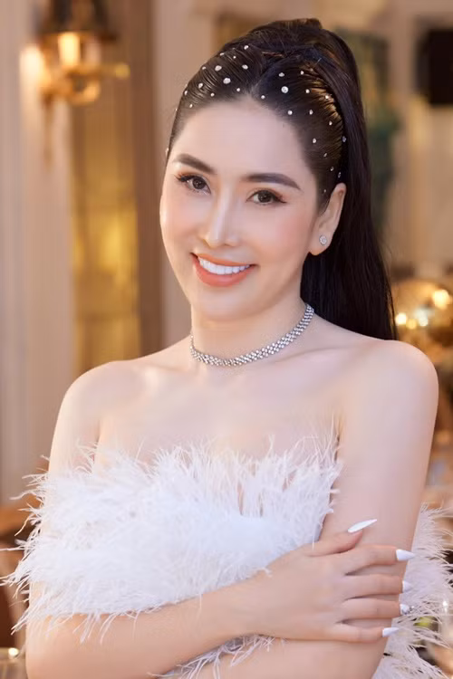 Trước nghi vấn "dao kéo", cô cho biết: "Làm cho mình đẹp hơn là điều cần thiết. Khi đó, chúng ta sẽ tự tin hơn và mang lại những giá trị tốt đẹp cho cộng đồng. Tuy nhiên, việc dao kéo cũng phải cân nhắc, không thể tùy tiện". Ảnh: Dân Việt.