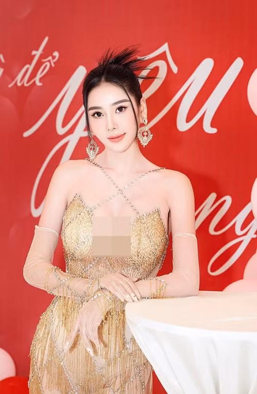 Trịnh Thanh Hồng mặc táo bạo khi dự sự kiện. Ảnh: Saostar.