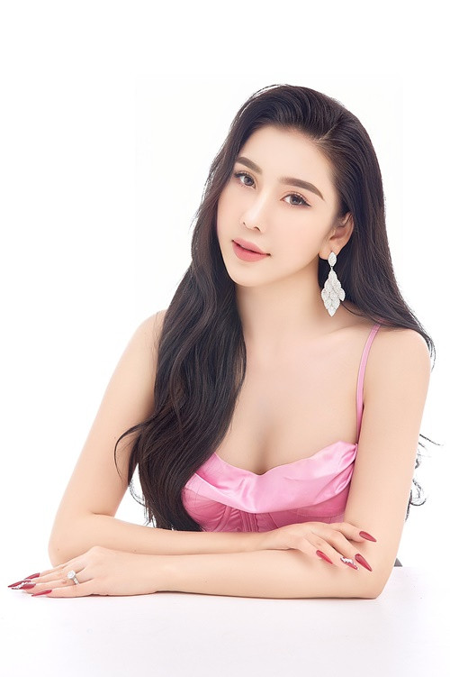 Trịnh Thanh Hồng chuộng phong cách gợi cảm sau khi đăng quang. Ảnh: Người Đưa Tin.