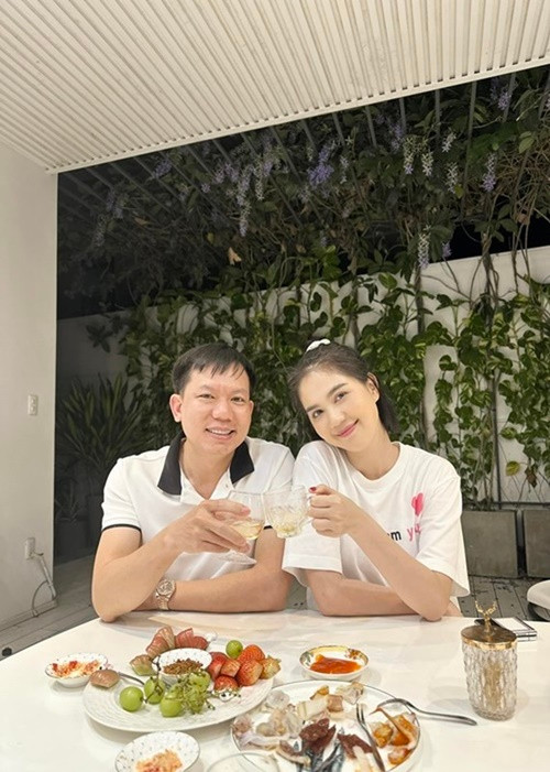 Bác sĩ Hữu Thịnh còn đến nhà Ngọc Trinh ăn uống. Ảnh: FBNV.