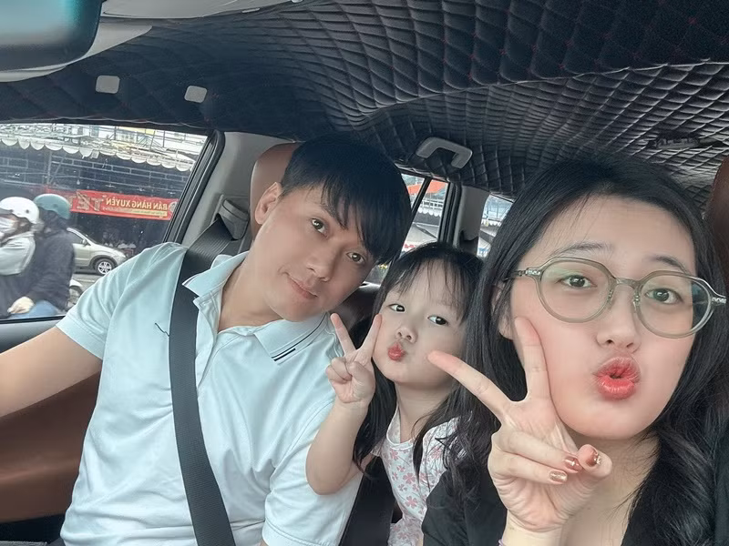 Sở hữu vẻ ngoài đáng yêu, từ khi 5 - 6 tháng tuổi, Bào Ngư đã có cát-sê riêng khi chụp ảnh quảng cáo với bố.