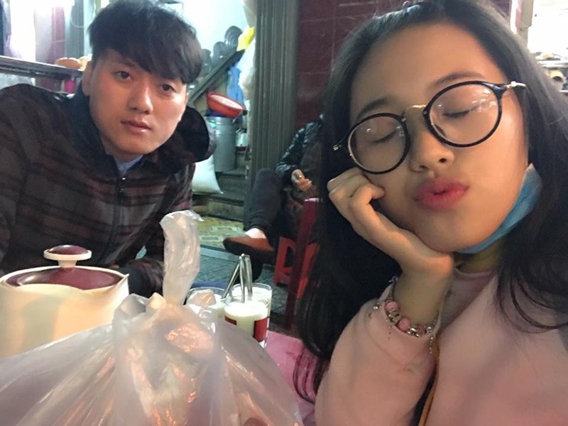 Thảo Hân có tình cảm trước với Quách Ngọc Tuyên. "Anh Tuyên để lại ấn tượng với tôi từ lâu lắm nhưng anh ấy không biết. Đó là giai đoạn mẹ tôi bị bệnh, phải phẫu thuật và nghỉ làm một tháng. Khi đó tôi đi làm thế mẹ vì ở sân khấu chỉ có tôi mới nhớ được những vật dụng cần thiết. Tôi đi làm từ quận 8 sang quận 10 bằng xe đạp. Lúc đó, anh Tuyên thấy tội nghiệp quá nên mỗi khi có suất diễn anh ấy chở đi và còn chờ đợi để chở tôi về. Tôi thích anh ấy vì sự tốt bụng", Phụ nữ Việt Nam dẫn lời Thảo Hân.