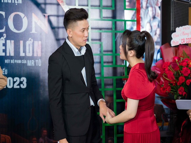 Bà xã Quách Ngọc Tuyên có ghen tuông nhưng chừng mực. “Khi thấy tôi đóng cảnh tình tứ với các bạn diễn nữ, cô ấy thường để ý đến từng hành động ôm, hôn… hoặc nói đùa "bóng gió" để nhắc nhở tôi. Nói vui thế thôi, tôi luôn tin tưởng bản thân mình không làm gì sai với vợ”, Quách Ngọc Tuyên chia sẻ.