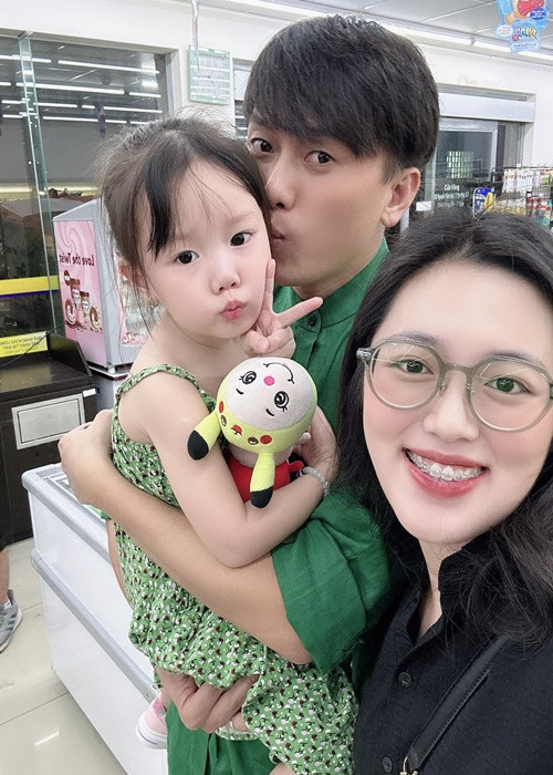 "Bản thân Tuyên lăn lộn với nghề bao năm, Tuyên cũng từng chứng kiến nhiều em bé khi ra phim trường, để đáp ứng được phân đoạn diễn xuất mà có bé phải bị nhéo cho khóc. Các con còn phải chịu nắng, mưa khi thời tiết xấu... nên Tuyên sẽ không cho con tham gia đóng phim bây giờ. Còn sau này lớn lên, khi con trưởng thành và có ý thức về sở thích của bản thân thì Tuyên không cấm cản", nam diễn viên chia sẻ trong cuộc phỏng vấn với Phụ nữ Việt Nam.