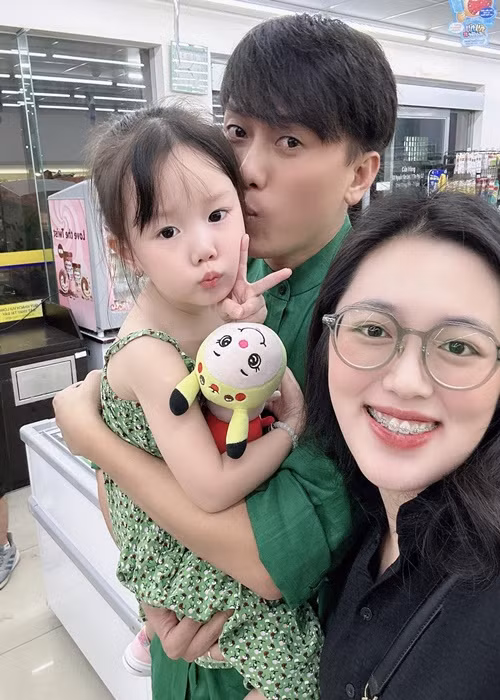 "Bản thân Tuyên lăn lộn với nghề bao năm, Tuyên cũng từng chứng kiến nhiều em bé khi ra phim trường, để đáp ứng được phân đoạn diễn xuất mà có bé phải bị nhéo cho khóc. Các con còn phải chịu nắng, mưa khi thời tiết xấu... nên Tuyên sẽ không cho con tham gia đóng phim bây giờ. Còn sau này lớn lên, khi con trưởng thành và có ý thức về sở thích của bản thân thì Tuyên không cấm cản", nam diễn viên chia sẻ trong cuộc phỏng vấn với Phụ nữ Việt Nam.