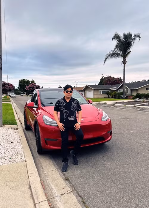 Ngoài biệt thự, nam ca sĩ còn sở hữu nhiều xe sang và phụ kiện đắt đỏ. Ảnh: FBNV.