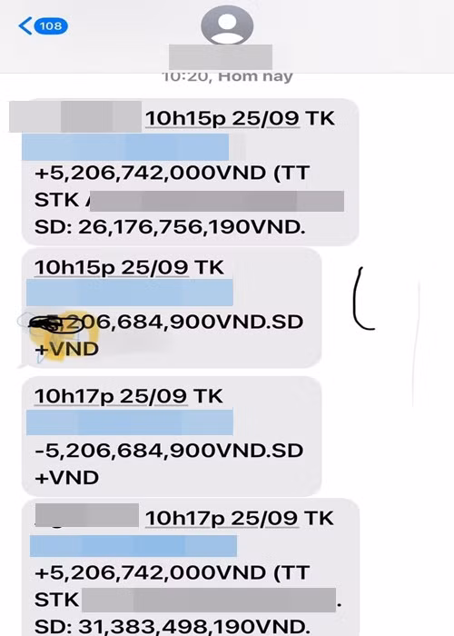 Bên cạnh khen ngợi hành động của Quang Lê, nhiều cư dân mạng chú ý đến số dư hàng chục tỷ đồng trong tài khoản nam ca sĩ tiết lộ. Trước bình luận “số dư khủng khiếp quá" của một cư dân mạng, Quang Lê giải thích: “Tiền của trợ lý, không phải của tôi". Ảnh chụp màn hình.