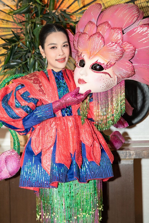 Tác giả bài viết tố Ngọc Mai: “Con người nghệ sĩ mà Mai thể hiện sau cuộc thi đầy hằn học, hận thù và mong muốn trả đũa. Mai à, ngôi sao nào cũng từng không tỏa sáng. Khi ấy, bị bóng tối hay hào quang của những ngôi sao khác che lấp, âu cũng lẽ thường. Nhưng khi vừa có chút danh phận với đời, em lại tung ra ngay những ẩn ức bao nhiêu năm qua và nhai đi nhai lại điệp khúc đã từng bị chèn ép hay xúc phạm, tôi cho rằng hơi hẹp hòi. Em có biết nhìn em bây giờ rất hung dữ không? Đôi mắt em thật lạ, thay vì ánh ngời niềm viên mãn, lại chỉ thấy long lên những cay nghiệt. Đôi khi, tôi sợ…". Ảnh: FBNV.