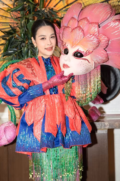 Tác giả bài viết tố Ngọc Mai: “Con người nghệ sĩ mà Mai thể hiện sau cuộc thi đầy hằn học, hận thù và mong muốn trả đũa. Mai à, ngôi sao nào cũng từng không tỏa sáng. Khi ấy, bị bóng tối hay hào quang của những ngôi sao khác che lấp, âu cũng lẽ thường. Nhưng khi vừa có chút danh phận với đời, em lại tung ra ngay những ẩn ức bao nhiêu năm qua và nhai đi nhai lại điệp khúc đã từng bị chèn ép hay xúc phạm, tôi cho rằng hơi hẹp hòi. Em có biết nhìn em bây giờ rất hung dữ không? Đôi mắt em thật lạ, thay vì ánh ngời niềm viên mãn, lại chỉ thấy long lên những cay nghiệt. Đôi khi, tôi sợ…". Ảnh: FBNV.