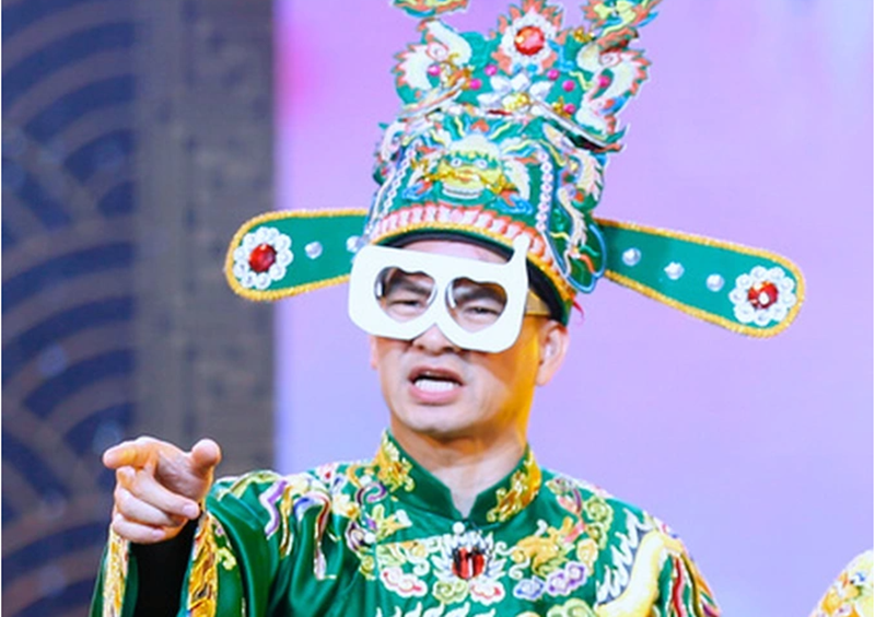 Xuân Bắc cũng vướng ồn ào tương tự. Đầu năm nay, trên trang cá nhân, nam nghệ sĩ kể chuyện một người đàn ông bị mẹ cho ăn cái tát lật mặt vì chê bánh chưng mẹ gói. Xuân Bắc kết thúc câu chuyện bằng câu "Cả nhà tôi xong bữa cơm đêm 30 vào đúng lúc kết thúc chương trình Táo quân trên VTV3". Nhanh chóng, nhiều người cho rằng Xuân Bắc đang ám chỉ đến khán giả chê chương trình Táo Quân. Ảnh: Người Lao Động.