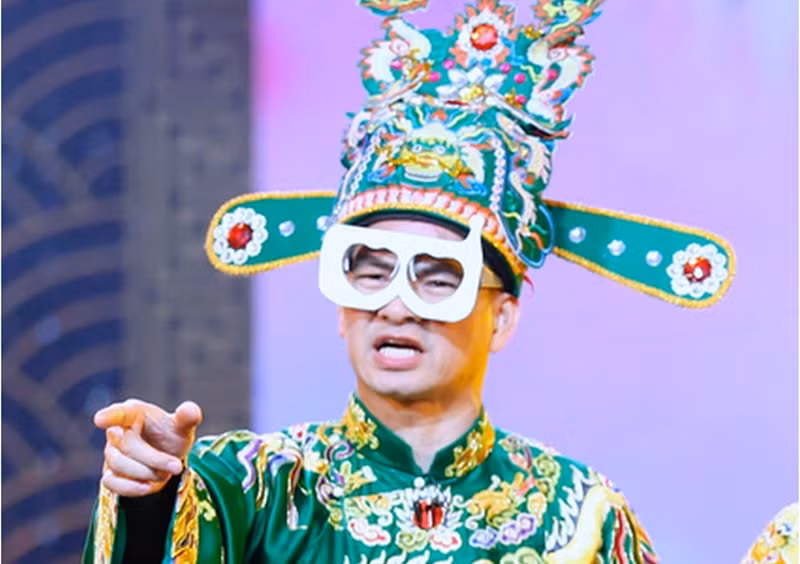 Xuân Bắc cũng vướng ồn ào tương tự. Đầu năm nay, trên trang cá nhân, nam nghệ sĩ kể chuyện một người đàn ông bị mẹ cho ăn cái tát lật mặt vì chê bánh chưng mẹ gói. Xuân Bắc kết thúc câu chuyện bằng câu "Cả nhà tôi xong bữa cơm đêm 30 vào đúng lúc kết thúc chương trình Táo quân trên VTV3". Nhanh chóng, nhiều người cho rằng Xuân Bắc đang ám chỉ đến khán giả chê chương trình Táo Quân. Ảnh: Người Lao Động.