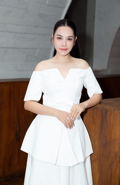 Không chỉ Hoàng Thùy Linh bị chỉ trích trịch thượng, một số sao Việt cũng rơi vào trường hợp tương tự. Một trong số đó là Ngọc Mai. Hồi tháng 2, nữ ca sĩ bị fan ruột 10 năm tố sân si, trịch thượng sau khi được chú ý ở cuộc thi Ca sĩ mặt nạ 2022 . Ảnh: FBNV.