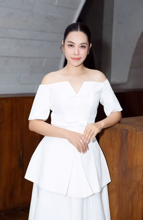 Không chỉ Hoàng Thùy Linh bị chỉ trích trịch thượng, một số sao Việt cũng rơi vào trường hợp tương tự. Một trong số đó là Ngọc Mai. Hồi tháng 2, nữ ca sĩ bị fan ruột 10 năm tố sân si, trịch thượng sau khi được chú ý ở cuộc thi Ca sĩ mặt nạ 2022 . Ảnh: FBNV.