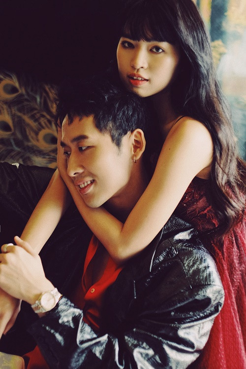 Tuấn Trần chia sẻ, anh và Khánh Vân chỉ là bạn bè đồng nghiệp tốt của nhau. Sau khi phim đóng máy, cả hai thường xuyên nhắn tin trao đổi, hẹn ê-kíp ăn uống chia vui chứ chưa nghĩ đến chuyện hẹn hò. Ảnh: Saostar.