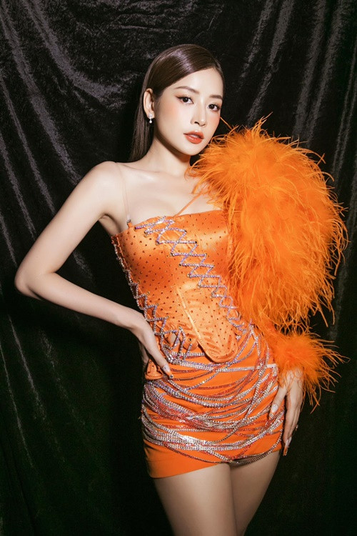 Giọng hát thật của Chi Pu nhận phải những bình luận tiêu cực. Tháng 12/2020, sau video hát live lệch tông, Chi Pu xin lỗi đến khán giả vì những sai sót của bản thân. Ảnh: FBNV.