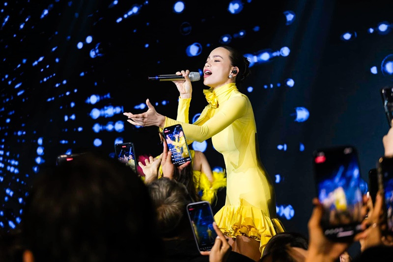 Theo Hồ Ngọc Hà, cô rèn luyện bền bỉ giọng hát vốn dễ tổn thương của mình. “Một khi được gọi là ca sĩ, tôi có trách nhiệm phải thuyết phục số đông chấp nhận rằng “cô này hát được”. Với những khán giả đã yêu mến, họ cũng phải có lý do chính đáng để dành tình cảm cho mình. Tôi chỉ nghĩ đơn giản như thế, chứ không mong sẽ được gọi là ca sĩ cao siêu hay những mỹ từ khác", nữ ca sĩ chia sẻ thêm. Ảnh: FBNV.