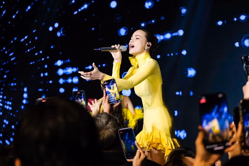 Theo Hồ Ngọc Hà, cô rèn luyện bền bỉ giọng hát vốn dễ tổn thương của mình. “Một khi được gọi là ca sĩ, tôi có trách nhiệm phải thuyết phục số đông chấp nhận rằng “cô này hát được”. Với những khán giả đã yêu mến, họ cũng phải có lý do chính đáng để dành tình cảm cho mình. Tôi chỉ nghĩ đơn giản như thế, chứ không mong sẽ được gọi là ca sĩ cao siêu hay những mỹ từ khác", nữ ca sĩ chia sẻ thêm. Ảnh: FBNV.