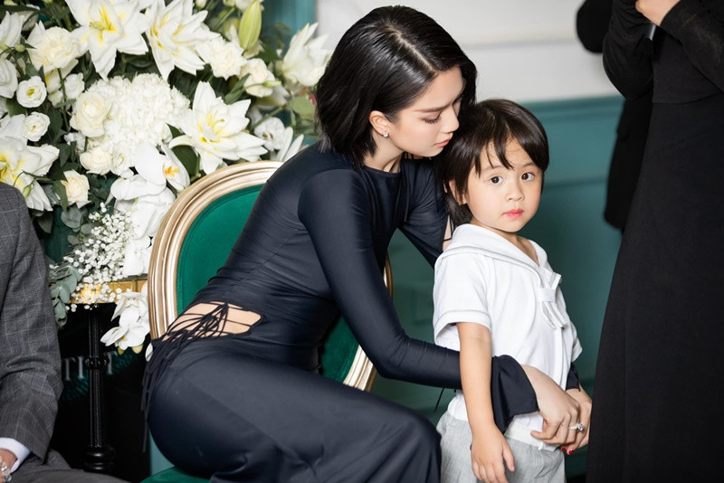 “Nữ hoàng nội y” hiện tại nuôi bé He - con gái của anh trai Ngọc Trinh. Ảnh: FBNV.