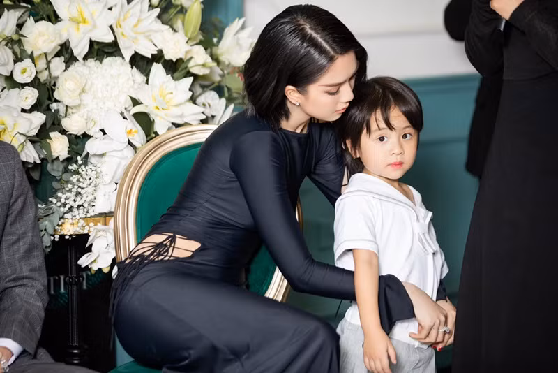 “Nữ hoàng nội y” hiện tại nuôi bé He - con gái của anh trai Ngọc Trinh. Ảnh: FBNV.