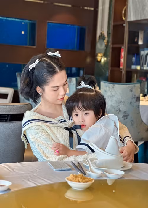 Nhờ tự tay chăm sóc bé He, Ngọc Trinh hiểu được sự vất vả của các bà mẹ bỉm sữa. Ảnh: FBNV.