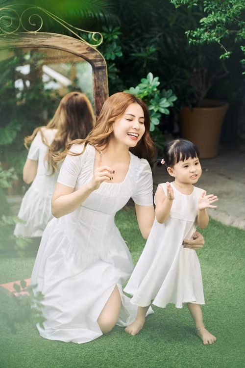 Thiên An thoải mái chia sẻ về hình ảnh con gái. Về phía Jack, sau ồn ào tình cảm, anh không nhắc đến con trên truyền thông.