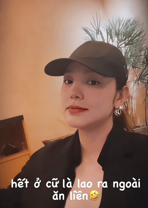 Sau một tháng ở cữ, nữ ca sĩ ra ngoài ăn tối cùng bạn bè.