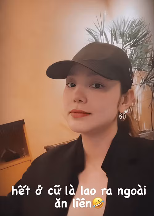 Sau một tháng ở cữ, nữ ca sĩ ra ngoài ăn tối cùng bạn bè.