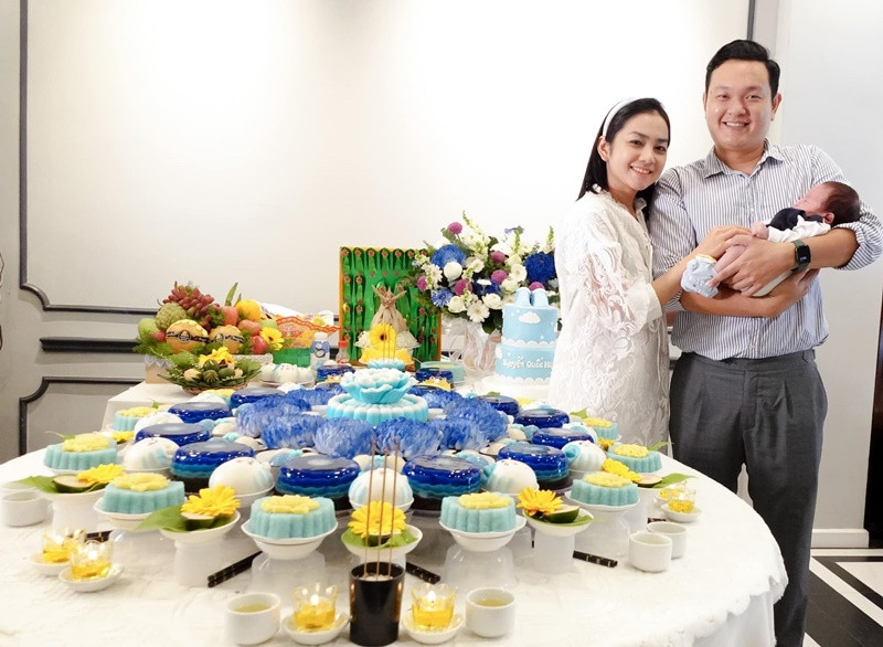 Minh Hằng đăng tải hình ảnh con trai bên vợ chồng em trai trong tiệc đầy tháng.