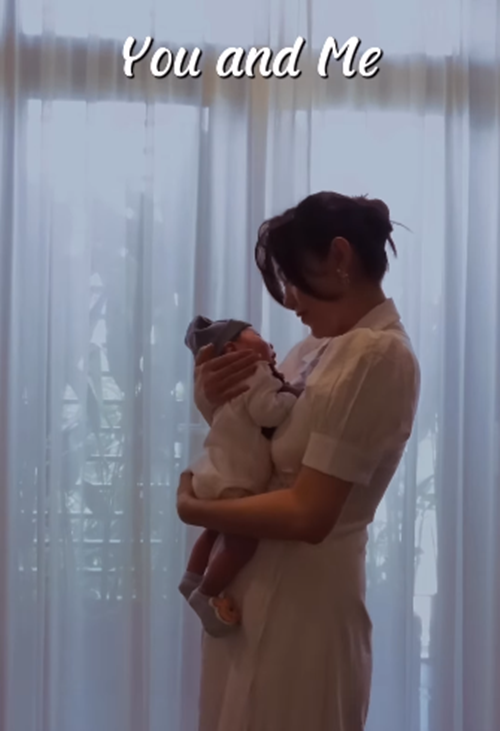 Trên trang cá nhân, nữ ca sĩ đăng tải một số clip ghi lại khoảnh khắc bên quý tử.