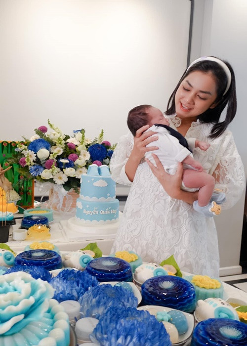 Em dâu Minh Hằng cưng nựng con trai nữ ca sĩ.