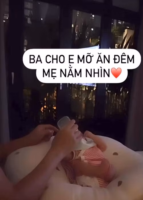 Ông xã Minh Hằng phụ giúp nữ ca sĩ chăm sóc con trai nhỏ.