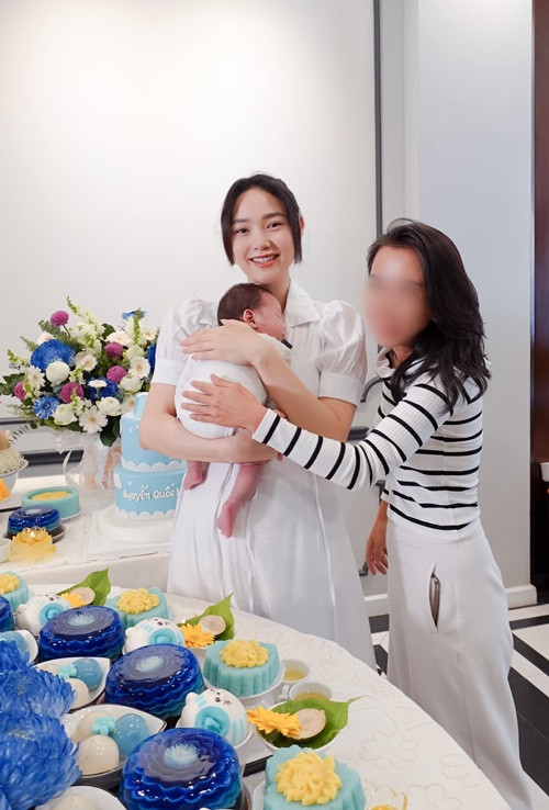 Minh Hằng gửi lời cảm ơn đến chồng và gia đình luôn là điểm tựa quý giá cho cô trong 1 tháng qua.