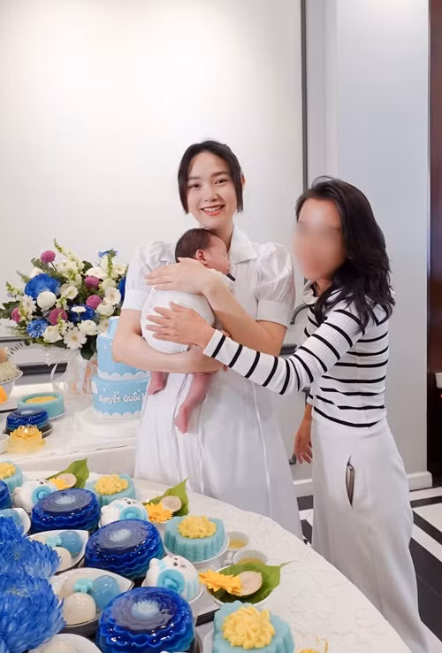 Minh Hằng gửi lời cảm ơn đến chồng và gia đình luôn là điểm tựa quý giá cho cô trong 1 tháng qua.