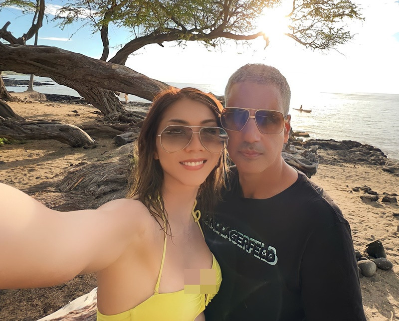 Ngọc Quyên khoe vẻ gợi cảm bên người yêu trong một chuyến du lịch biển ở Mỹ. Ảnh: Arttimes.