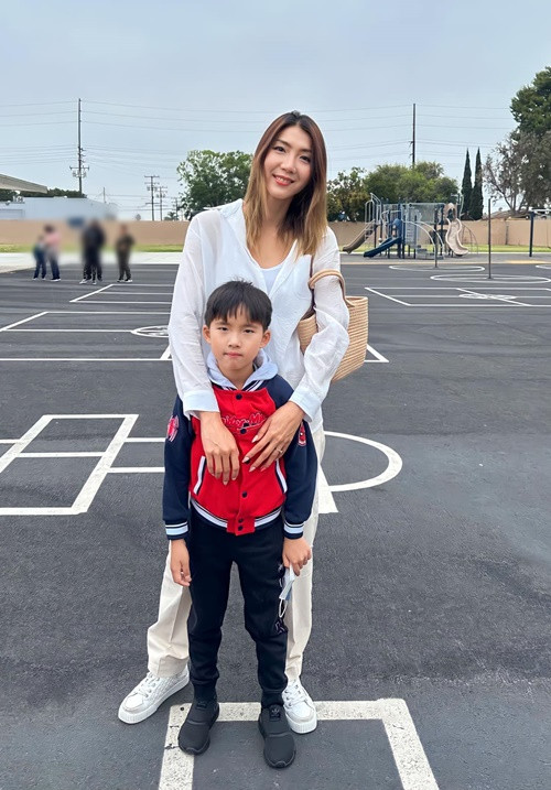 Cuộc sống của Ngọc Quyên ở Mỹ không hề dễ dàng. Cô làm việc hăng say, mỗi ngày chỉ ngủ đúng 3 tiếng. Người đẹp cũng không ngại livestream bán hàng dù nhiều người thấy bán hàng online là không sang. Khi bị khách hàng chửi, Ngọc Quyên mong khách hàng thay vì nóng giận thì hãy bình tĩnh để giải quyết sự việc. Ngọc Quyên từng nửa đùa nửa thật chia sẻ rằng để tiết kiệm ngày nào cô cũng ăn bánh mì. Ảnh: FBNV.