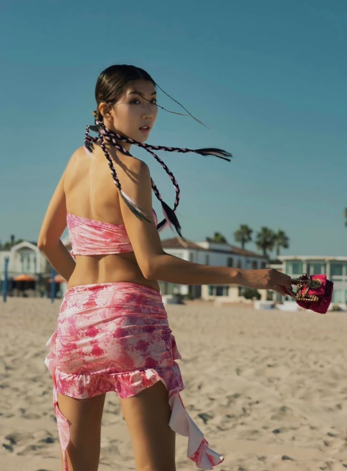 Vóc dáng của chân dài không chút mỡ thừa. Ảnh: FBNV.