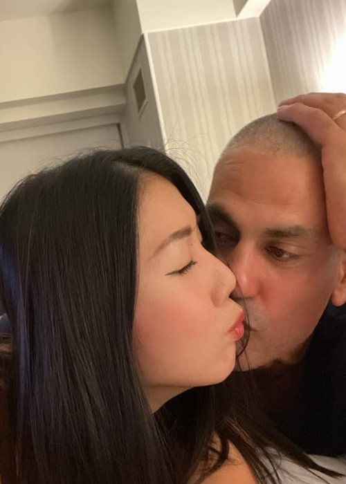 Đôi uyên ương trao nhau nụ hôn ngọt ngào. Ảnh: FBNV.