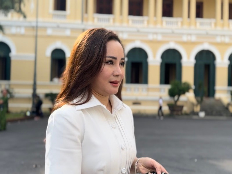 Gương mặt của Vy Oanh trông khác lạ qua loạt ảnh bị chụp. Ảnh: Dân Việt.