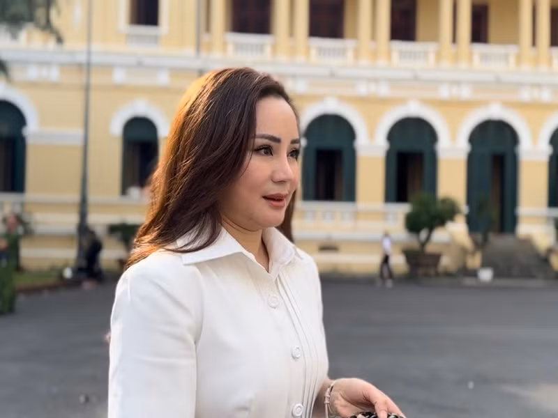 Gương mặt của Vy Oanh trông khác lạ qua loạt ảnh bị chụp. Ảnh: Dân Việt.