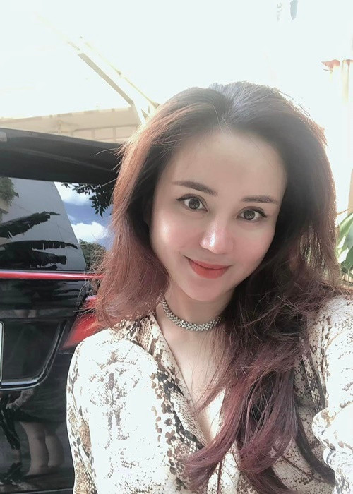 Theo Người Lao Động, trong phiên xét xử bà Phương Hằng, trả lời HĐXX, ca sĩ Vy Oanh không có ý kiến về cáo trạng. Về phần bồi thường, quá trình điều tra vụ án, nữ ca sĩ chưa cung cấp tài liệu chứng minh thiệt hại, chưa thống kê cụ thể thiệt hại về vật chất. Tại tòa, Vy Oanh nói rằng thiệt hại của cô không đong đếm được, đó là thiệt hại về danh dự, tinh thần. Ảnh: FBNV.