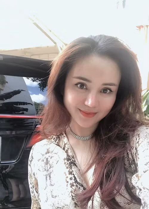 Theo Người Lao Động, trong phiên xét xử bà Phương Hằng, trả lời HĐXX, ca sĩ Vy Oanh không có ý kiến về cáo trạng. Về phần bồi thường, quá trình điều tra vụ án, nữ ca sĩ chưa cung cấp tài liệu chứng minh thiệt hại, chưa thống kê cụ thể thiệt hại về vật chất. Tại tòa, Vy Oanh nói rằng thiệt hại của cô không đong đếm được, đó là thiệt hại về danh dự, tinh thần. Ảnh: FBNV.