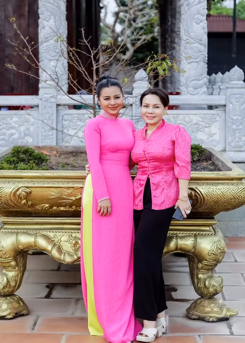 Nam Thư hội ngộ Việt Hương ở nhà thờ Tổ. Ảnh: FB Nam Thư.