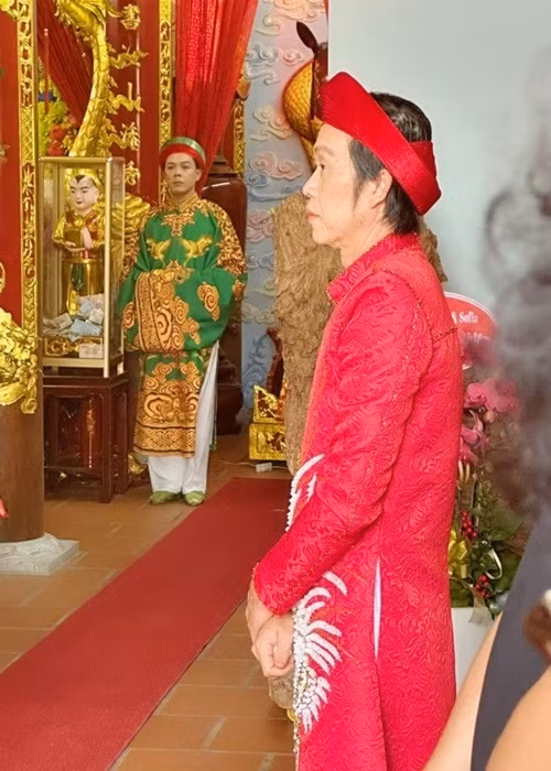 Trước đó, Hoài Linh tố cáo bà Hằng ra công an về hành vi vu khống và làm nhục người khác. Nam nghệ sĩ yêu cầu bà Hằng xin lỗi. Trong phiên xét xử ngày 21/9, bà Hằng không xin lỗi Hoài Linh, Vy Oanh, Đàm Vĩnh Hưng. Ảnh: Tiền Phong.