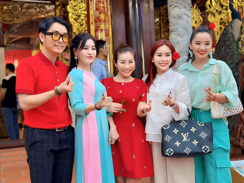 Các nghệ sĩ quây quần nhân dịp lễ giỗ Tổ nghề sân khấu. Ảnh: FB Hoài An.