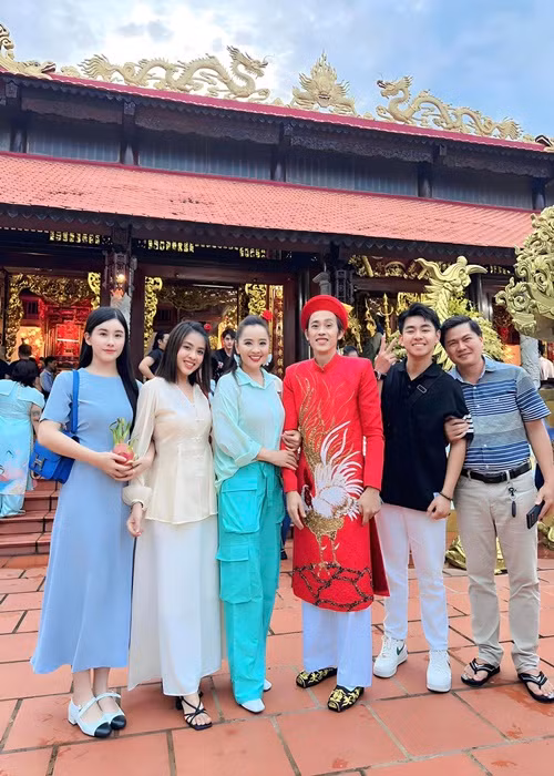 Hoài Linh lần đầu lộ diện sau khi không dự phiên xét xử bà Phương Hằng. Anh là người có nghĩa vụ và quyền lợi liên quan. Về phiên xét xử, nam nghệ sĩ không có bất kỳ phát ngôn nào. Ảnh: FB Hoài An.